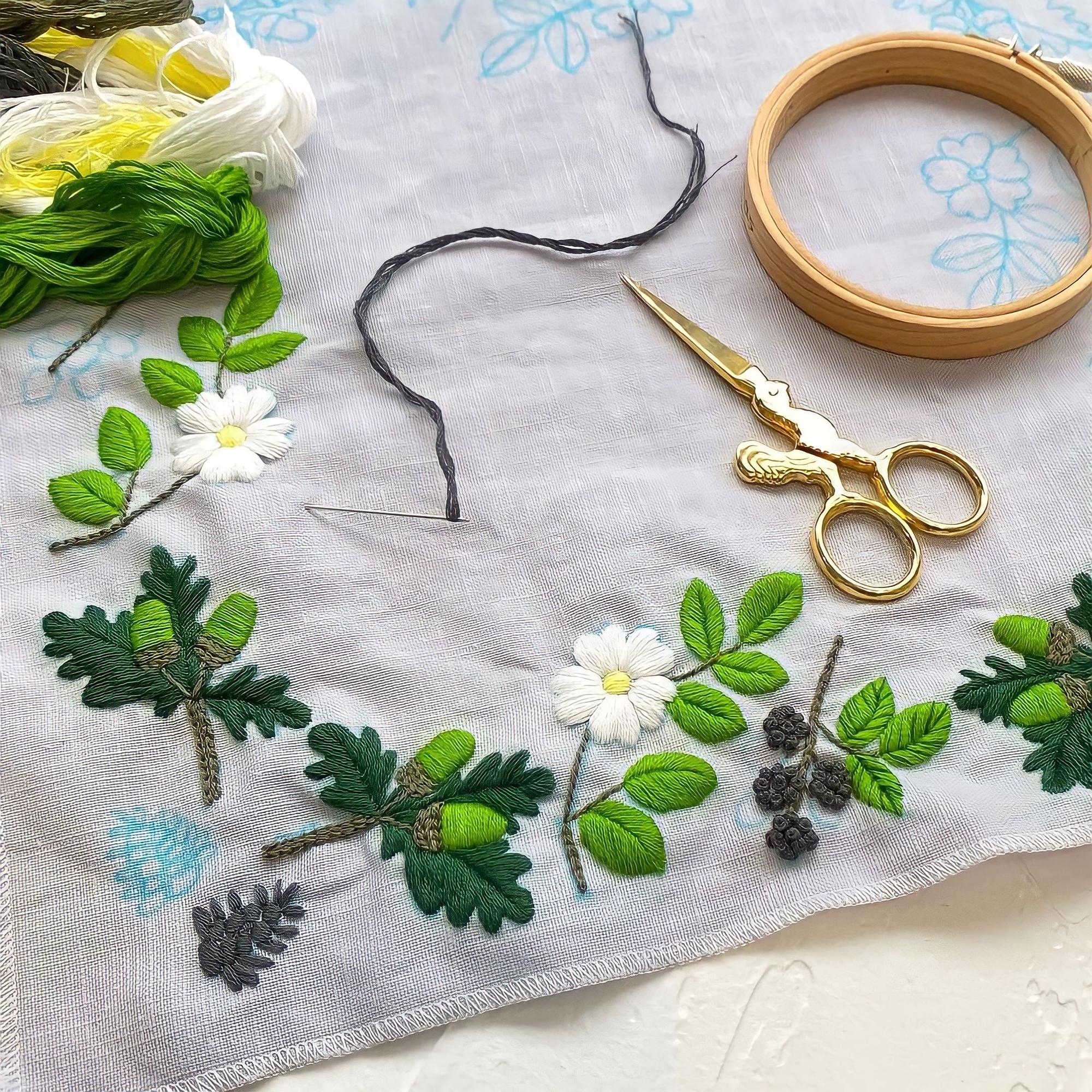 Coperta ricamata completata con motivi botanici